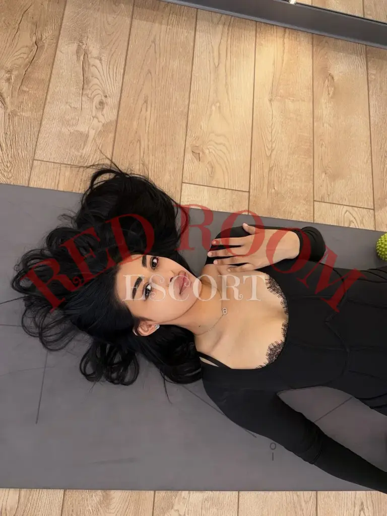 Эскортница Лана - грудь 2.5, рост 173 см, вес 62 кг, цвет волос Шатенки