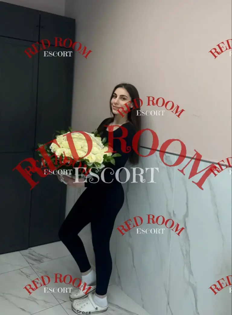 Эскортница Дина - грудь 3, рост 176 см, вес 65 кг, цвет волос Шатенки