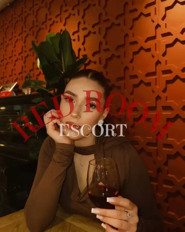 Эскортница Марианна - грудь 2, рост 180 см, вес 66 кг, цвет волос Русые