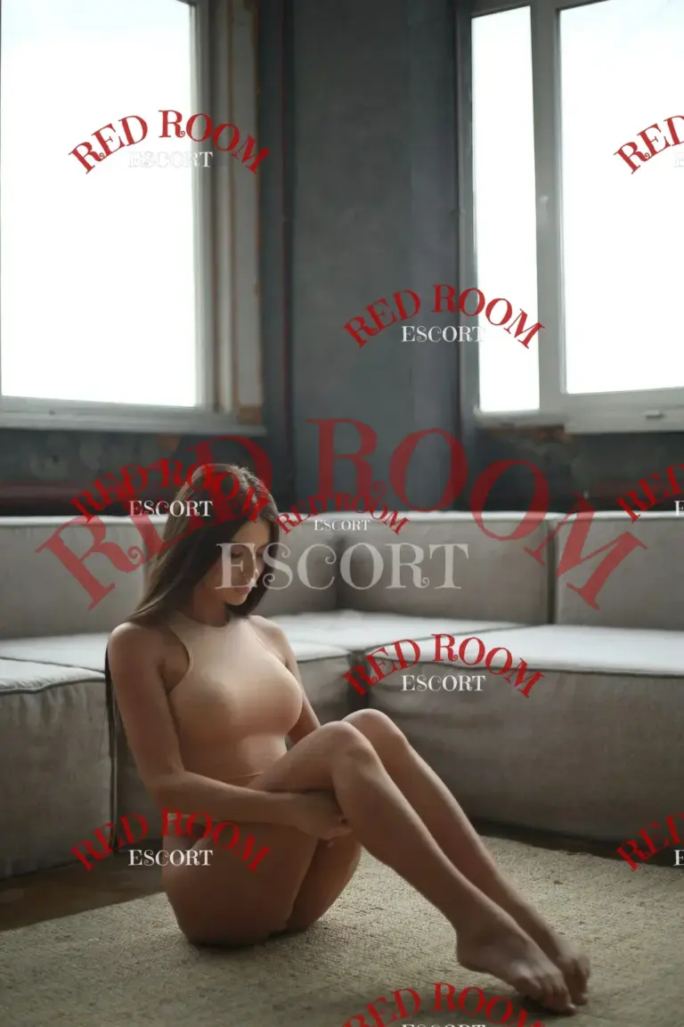 Эскортница Рокси - грудь 3, рост 170 см, вес 52 кг, цвет волос Русые