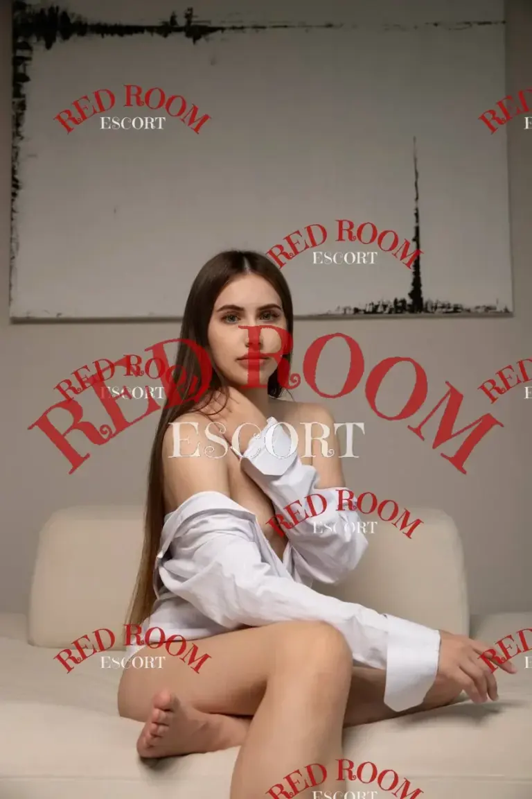 Эскортница Лола - грудь 2, рост 168 см, вес 52 кг, цвет волос Шатенки