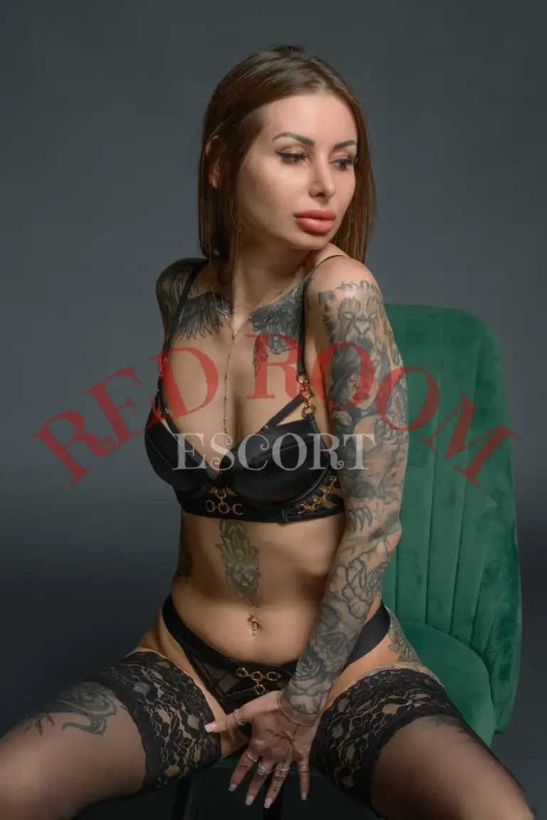 Эскортница Сандра - грудь 1, рост 160 см, вес 46 кг, цвет волос Брюнетки