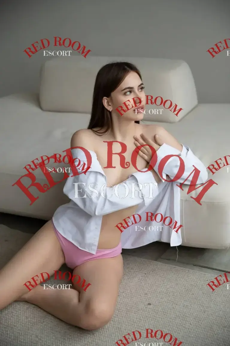 Эскортница Лола - грудь 2, рост 168 см, вес 52 кг, цвет волос Шатенки