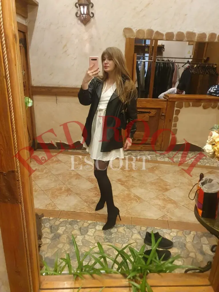 Эскортница Сафари - грудь 2, рост 175 см, вес 64 кг, цвет волос Брюнетки