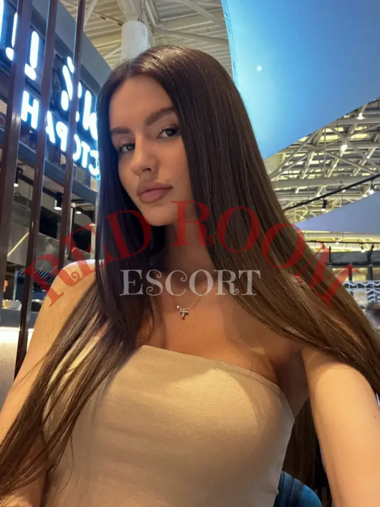 Эскортница Рокси - грудь 3, рост 170 см, вес 52 кг, цвет волос Русые