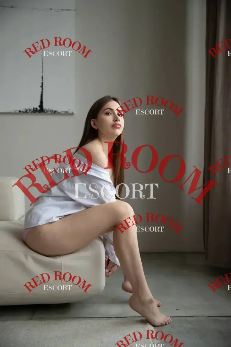 Эскортница Лола - грудь 2, рост 168 см, вес 52 кг, цвет волос Шатенки