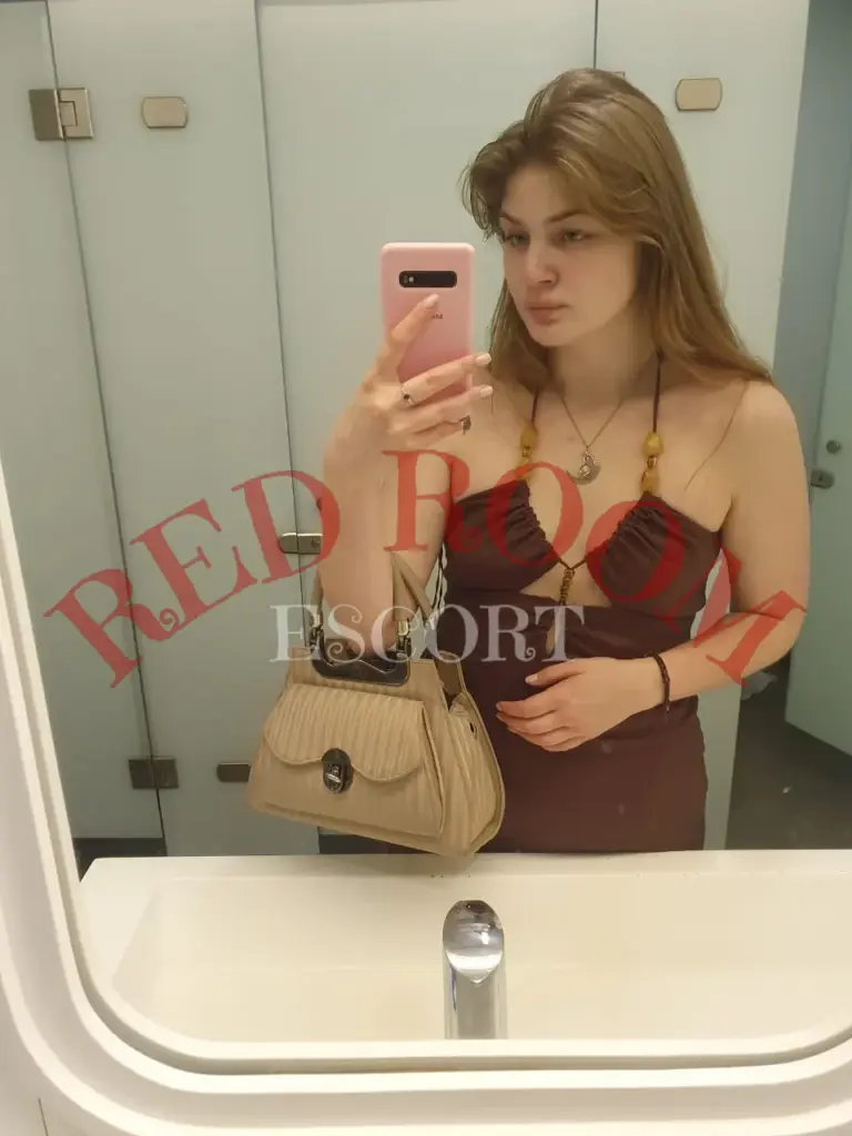 Эскортница Сафари - грудь 2, рост 175 см, вес 64 кг, цвет волос Брюнетки