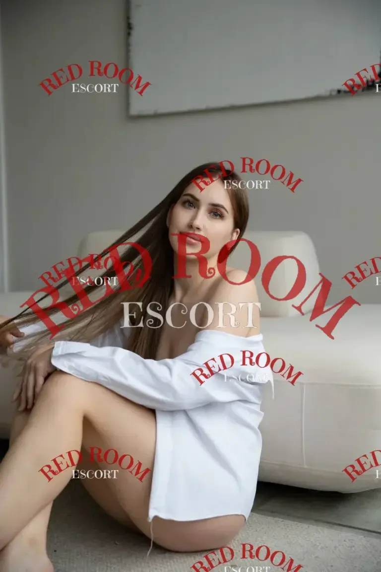 Эскортница Лола - грудь 2, рост 168 см, вес 52 кг, цвет волос Шатенки