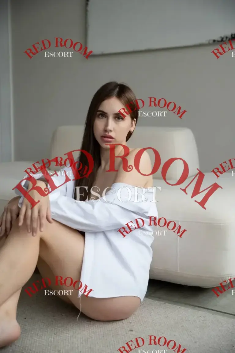 Эскортница Лола - грудь 2, рост 168 см, вес 52 кг, цвет волос Шатенки
