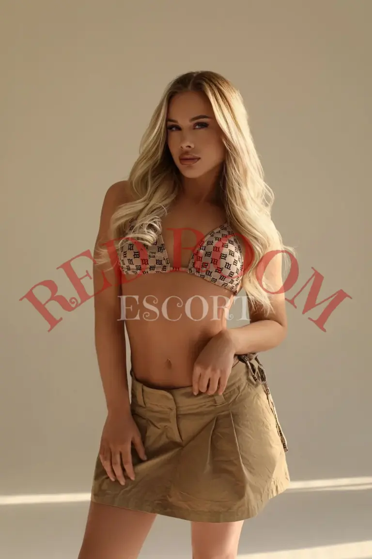 Эскортница Мариша - грудь 2, рост 170 см, вес 58 кг, цвет волос Шатенки