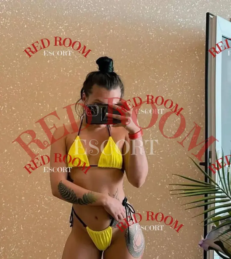 Эскортница Ясмин - грудь 1, рост 155 см, вес 54 кг, цвет волос Брюнетки