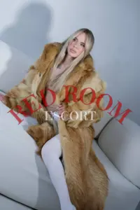 Эскортница Дейзи - грудь 1, рост 170 см, вес 50 кг, цвет волос Шатенки