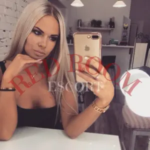 Эскортница Ирина - грудь 3, рост 168 см, вес 59 кг, цвет волос Блондинки, этничность Европейская
