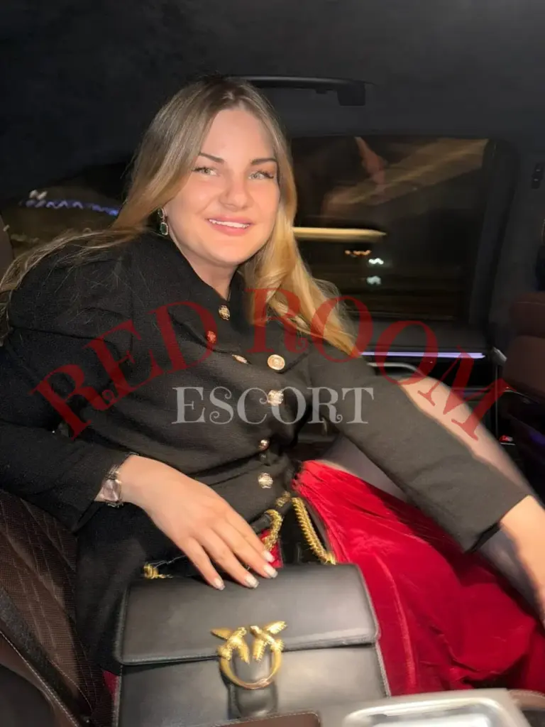 Эскортница Сафари - грудь 2, рост 175 см, вес 64 кг, цвет волос Брюнетки