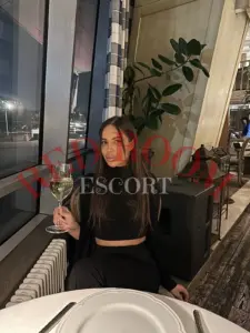 Эскортница Рита - грудь 2.5, рост 165 см, вес 45 кг, цвет волос Брюнетки