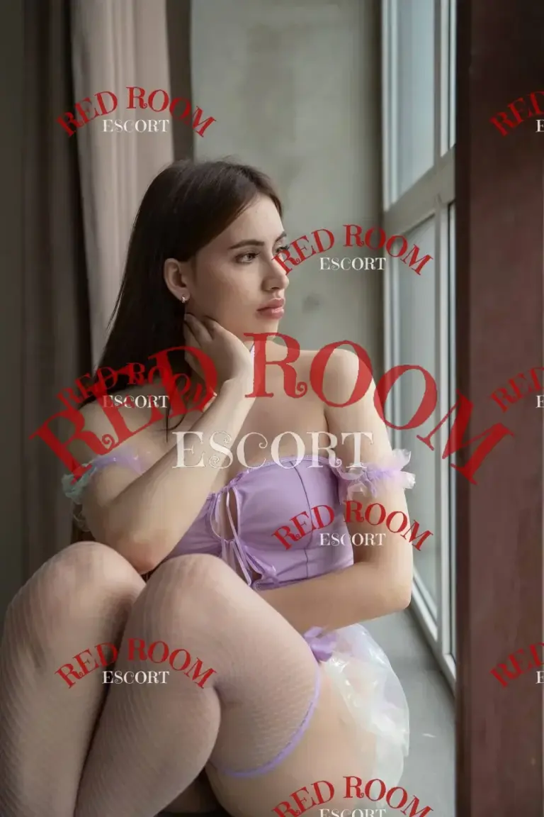 Эскортница Лола - грудь 2, рост 168 см, вес 52 кг, цвет волос Шатенки