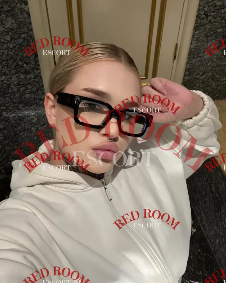 Эскортница Миранда - грудь 3, рост 168 см, вес 72 кг, цвет волос Брюнетки