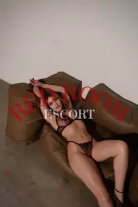 Эскортница Вероника - грудь 3, рост 165 см, вес 53 кг, цвет волос Брюнетки