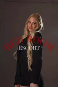Эскортница Долли - грудь 2.5, рост 171 см, вес 57 кг, цвет волос Блондинки