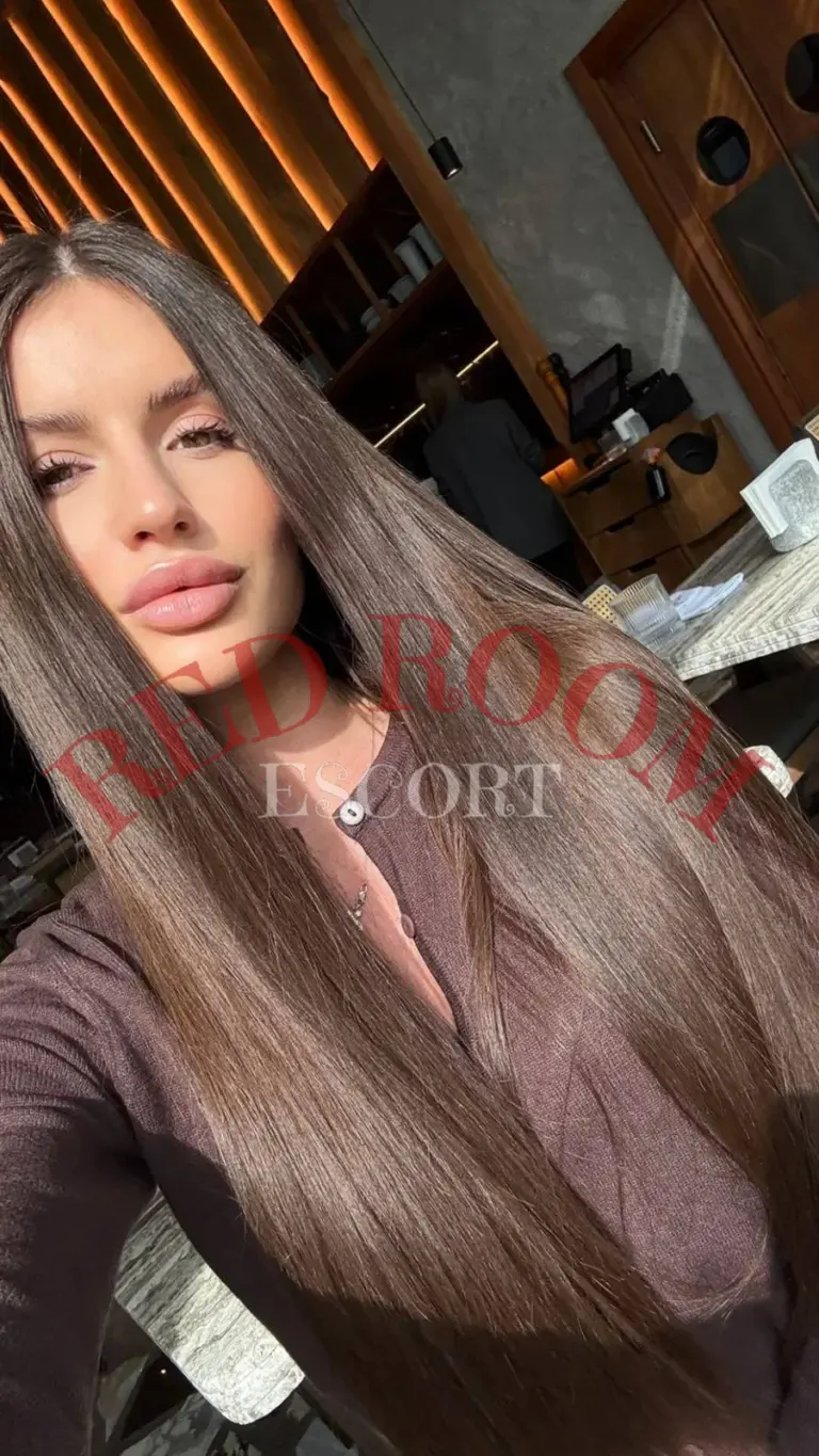 Эскортница Рокси - грудь 3, рост 170 см, вес 52 кг, цвет волос Русые