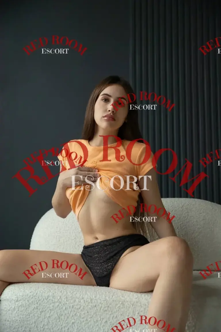 Эскортница Лола - грудь 2, рост 168 см, вес 52 кг, цвет волос Шатенки