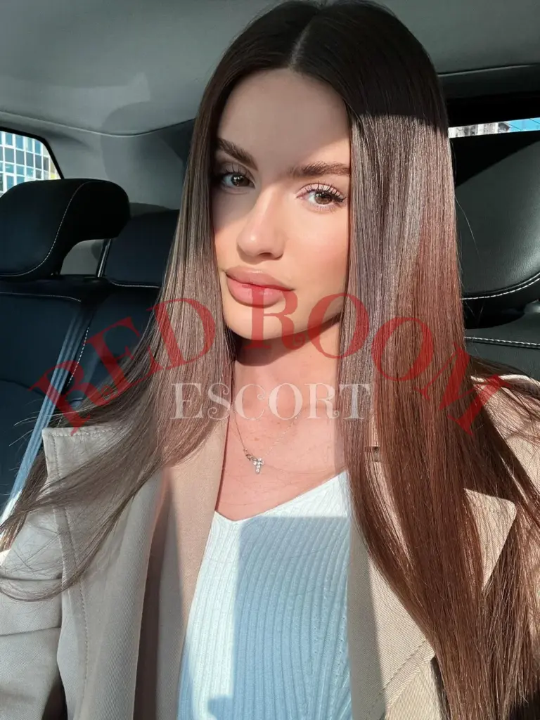 Эскортница Рокси - грудь 3, рост 170 см, вес 52 кг, цвет волос Русые