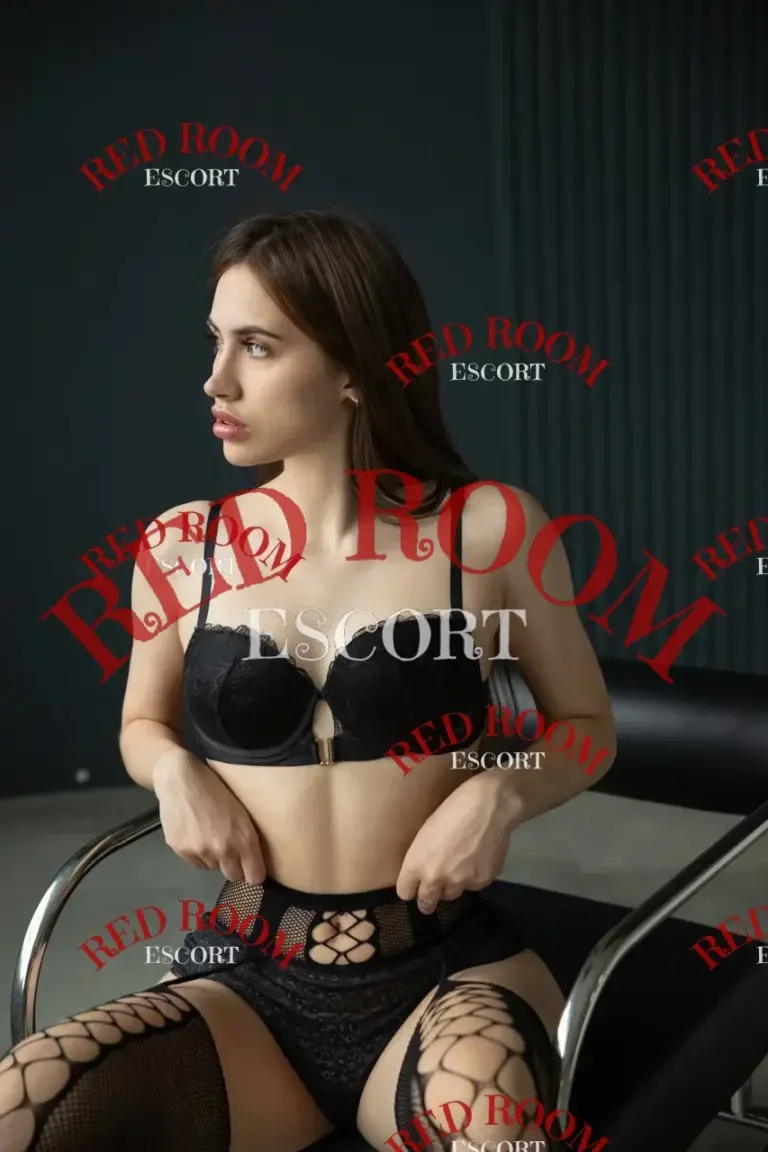 Эскортница Лола - грудь 2, рост 168 см, вес 52 кг, цвет волос Шатенки