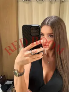 Эскортница Рокси - грудь 3, рост 170 см, вес 52 кг, цвет волос Русые