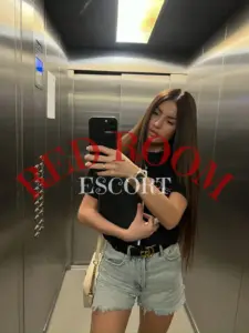 Эскортница Рокси - грудь 3, рост 170 см, вес 52 кг, цвет волос Русые