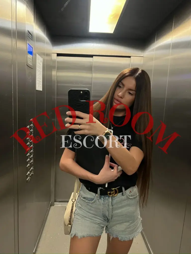 Эскортница Рокси - грудь 3, рост 170 см, вес 52 кг, цвет волос Русые