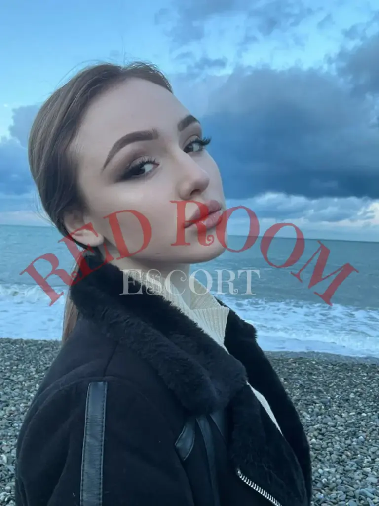 Эскортница Регина - грудь 2, рост 170 см, вес 59 кг, цвет волос Русые