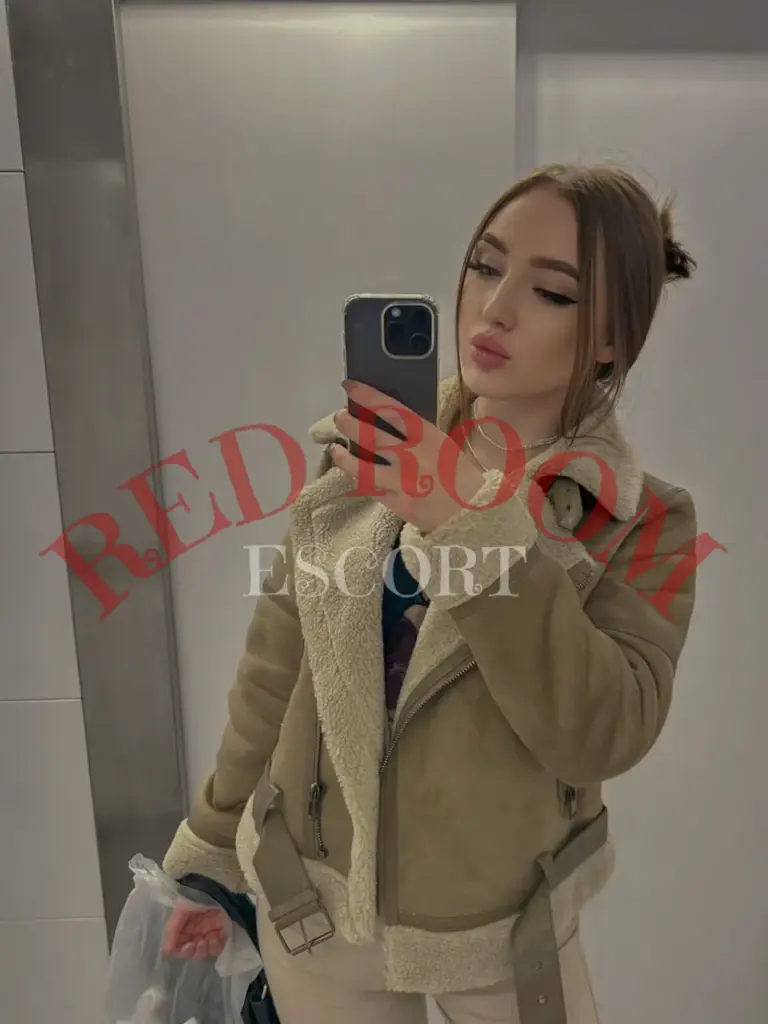 Эскортница Регина - грудь 2, рост 170 см, вес 59 кг, цвет волос Русые
