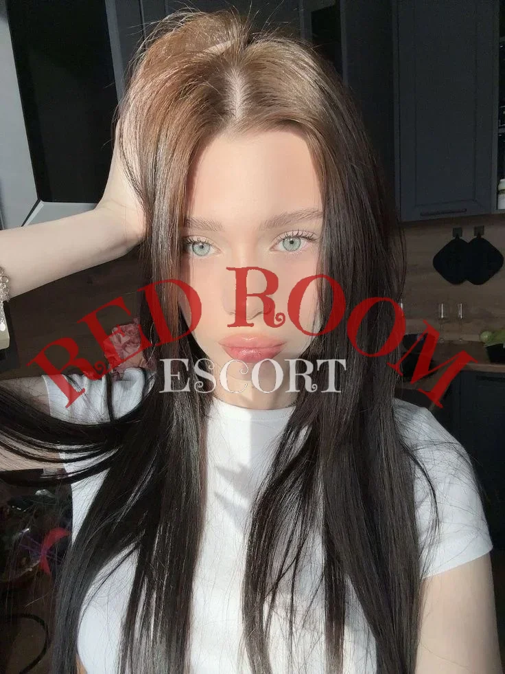 Эскортница Рокси - грудь 3, рост 170 см, вес 52 кг, цвет волос Русые