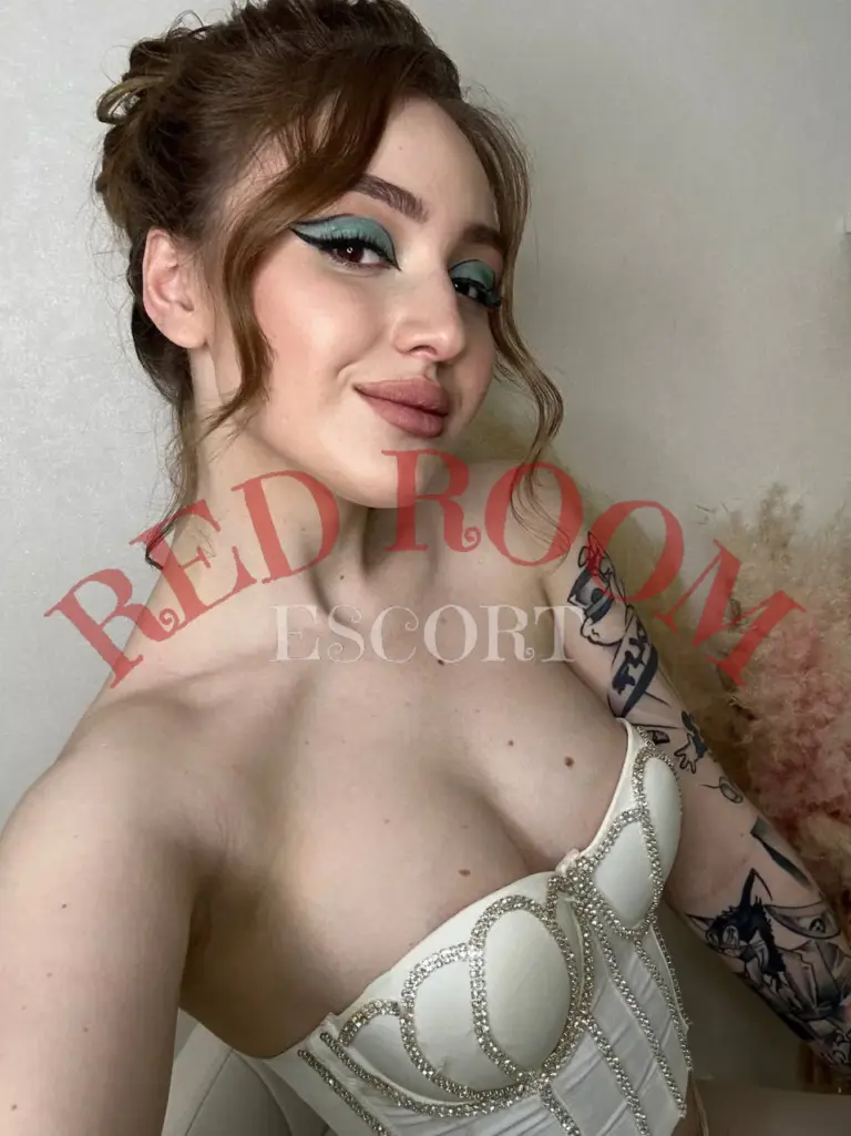 Эскортница Регина - грудь 2, рост 170 см, вес 59 кг, цвет волос Русые