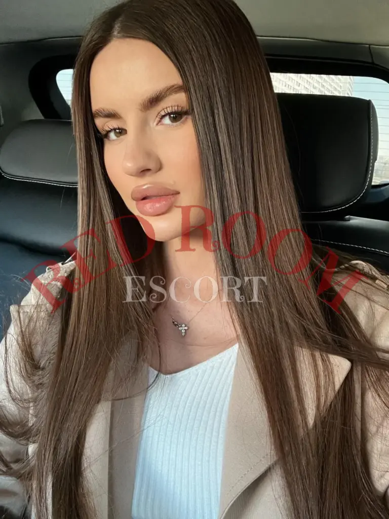 Эскортница Рокси - грудь 3, рост 170 см, вес 52 кг, цвет волос Русые