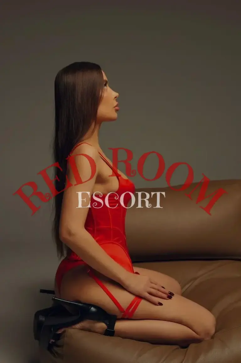 Эскортница Рита - грудь 2.5, рост 165 см, вес 45 кг, цвет волос Брюнетки