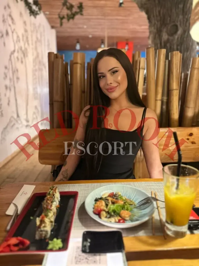 Эскортница Мариша - грудь 2, рост 170 см, вес 58 кг, цвет волос Шатенки