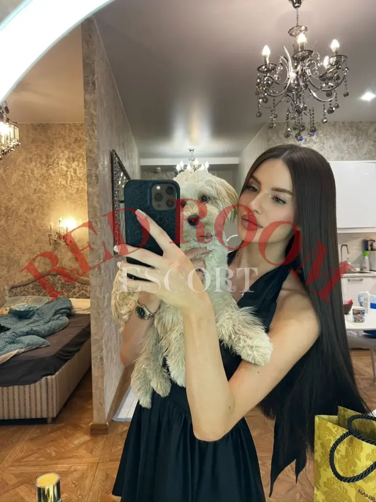 Эскортница Рокси - грудь 3, рост 170 см, вес 52 кг, цвет волос Русые