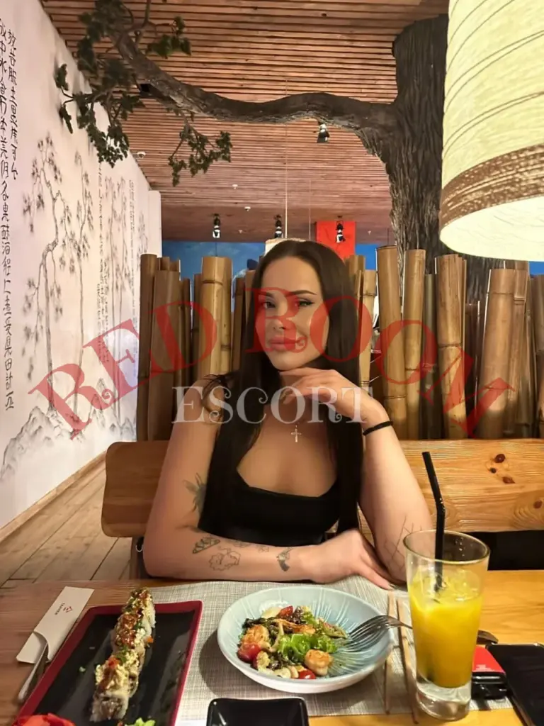 Эскортница Мариша - грудь 2, рост 170 см, вес 58 кг, цвет волос Шатенки