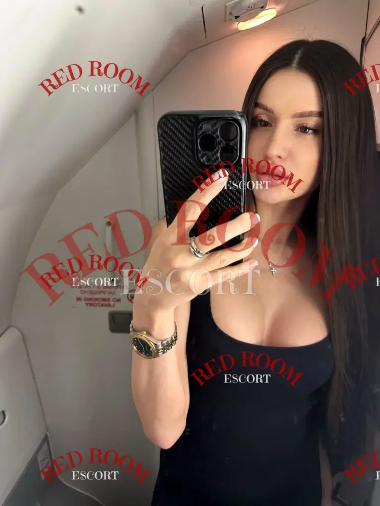 Эскортница Рокси - грудь 3, рост 170 см, вес 52 кг, цвет волос Русые