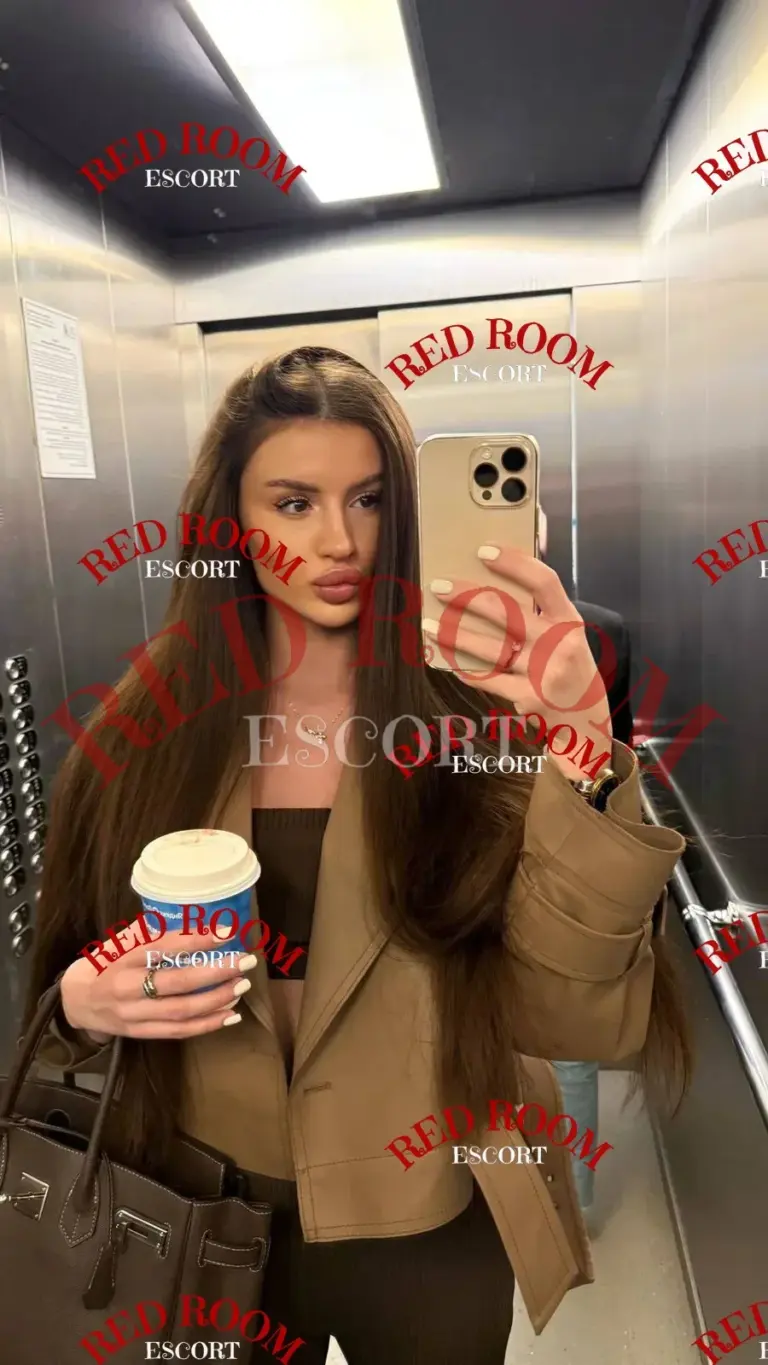 Эскортница Рокси - грудь 3, рост 170 см, вес 52 кг, цвет волос Русые