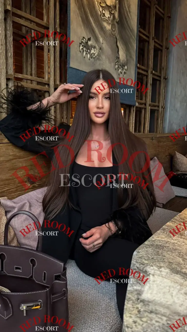 Эскортница Рокси - грудь 3, рост 170 см, вес 52 кг, цвет волос Русые