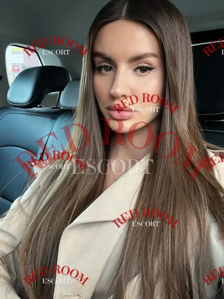 Эскортница Рокси - грудь 3, рост 170 см, вес 52 кг, цвет волос Русые
