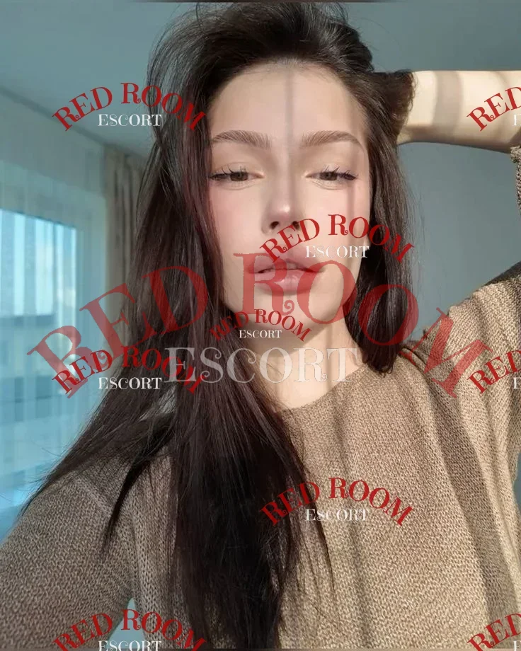 Эскортница Рокси - грудь 3, рост 170 см, вес 52 кг, цвет волос Русые