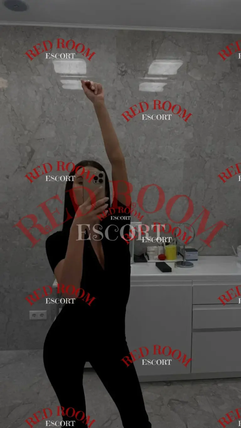 Эскортница Рокси - грудь 3, рост 170 см, вес 52 кг, цвет волос Русые